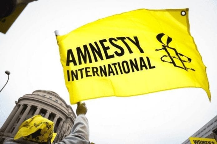 Amnesty international at the border with 3 children